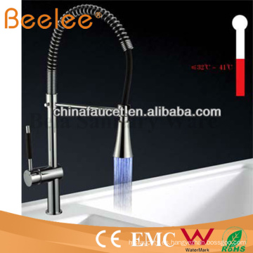 China Sanitaria Ware LED autoalimentado desplegable de agua fría y caliente cromada latón primavera cocina grifo